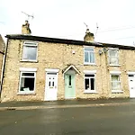 Country Cottage With Church View And Fireplace Near Leeds & York