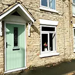 Country Cottage With Church View And Fireplace Near Leeds & York