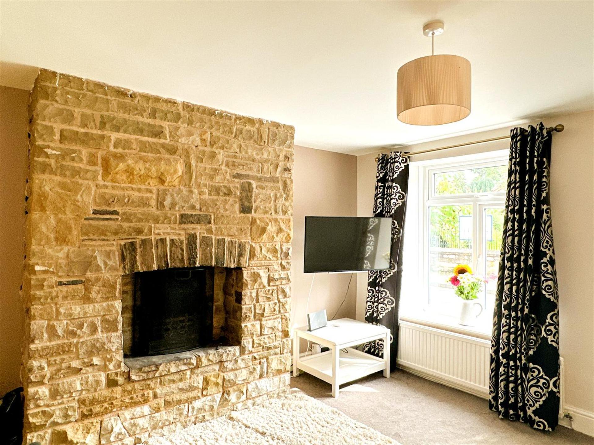 Country With Church View And Fireplace Near Leeds & York Leeds (West Yorkshire)